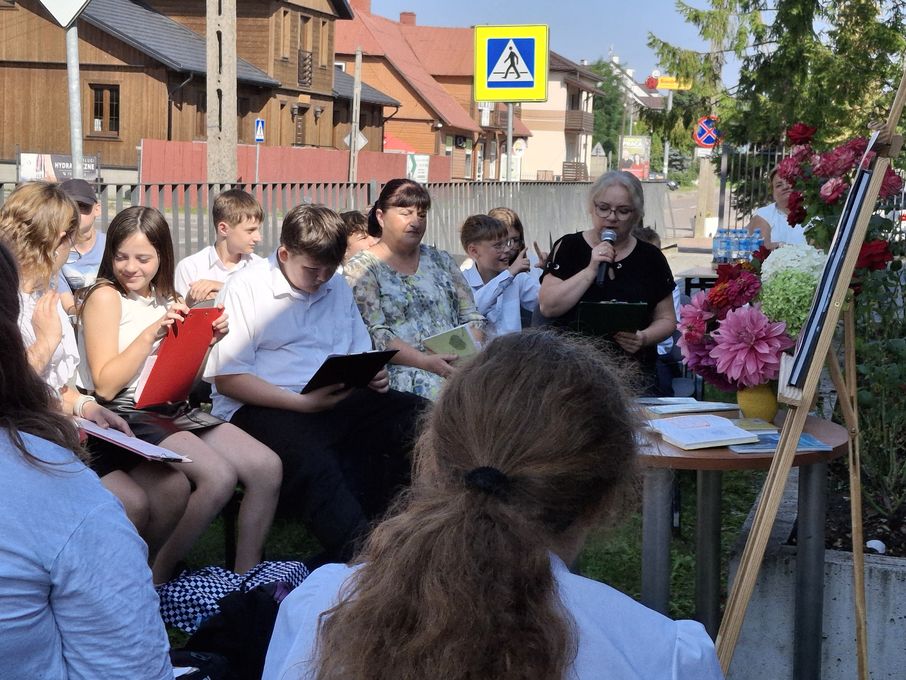 ludzie siedzacy na krzesłach na świeżym powietrzu
