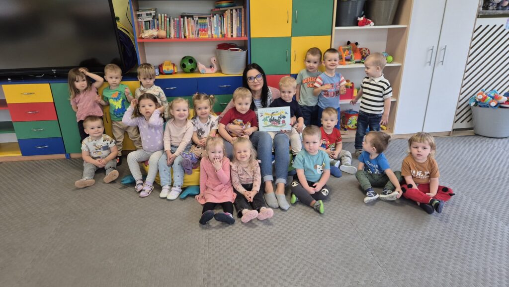 13 dzieci i Pani siedząca pośród nich